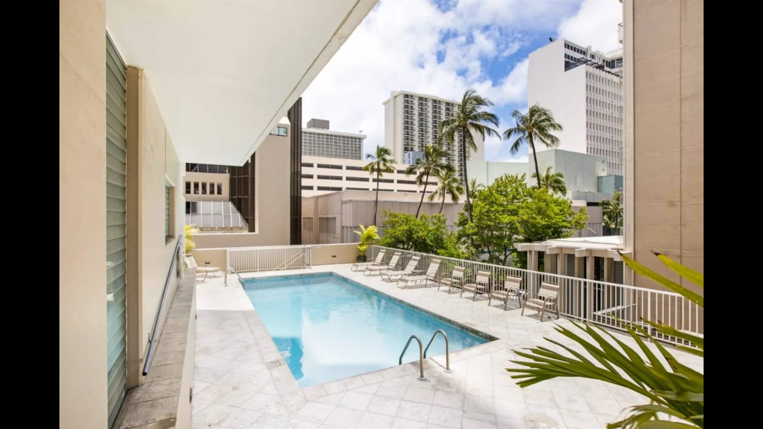Condo in Honolulu · ★4.62 · 1 bedroom · 2 beds · 1 private bath - Image 11