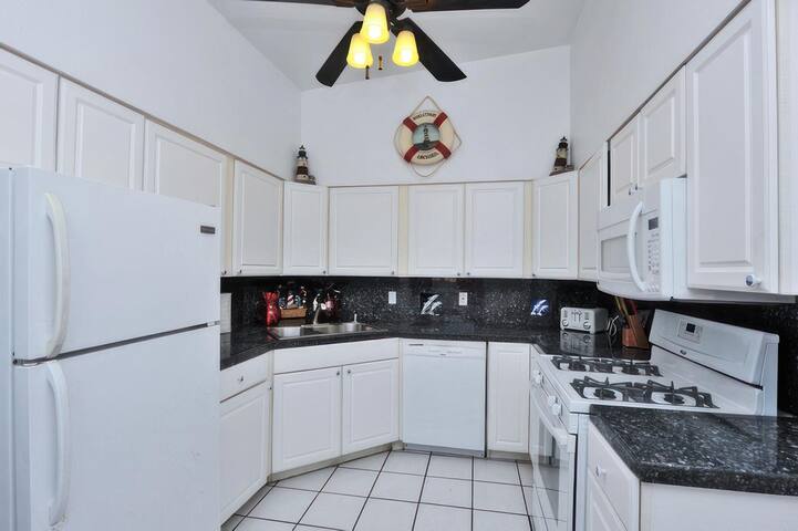 Redondo Oceanfront-Mission Beach Home, Sleeps 11! gallery image 4