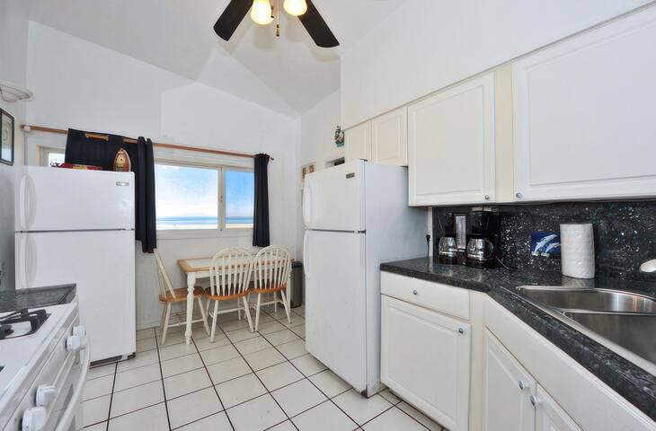 Redondo Oceanfront-Mission Beach Home, Sleeps 11! gallery image 5