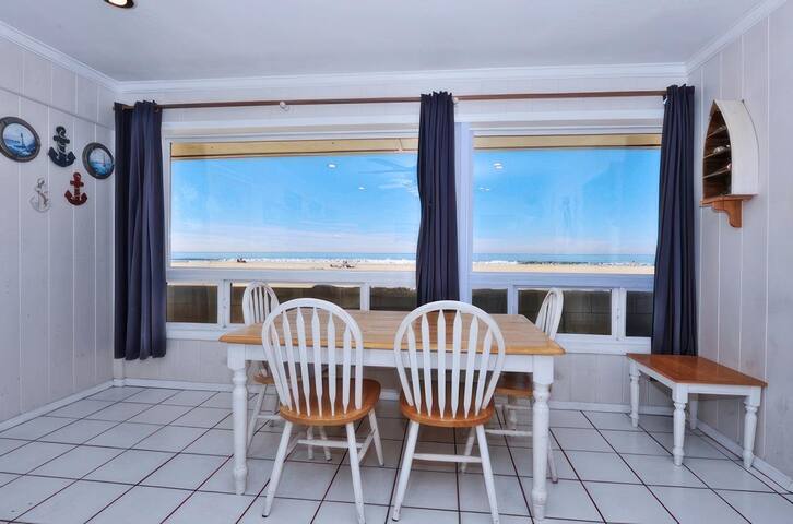 Redondo Oceanfront-Mission Beach Home, Sleeps 11! gallery image 3