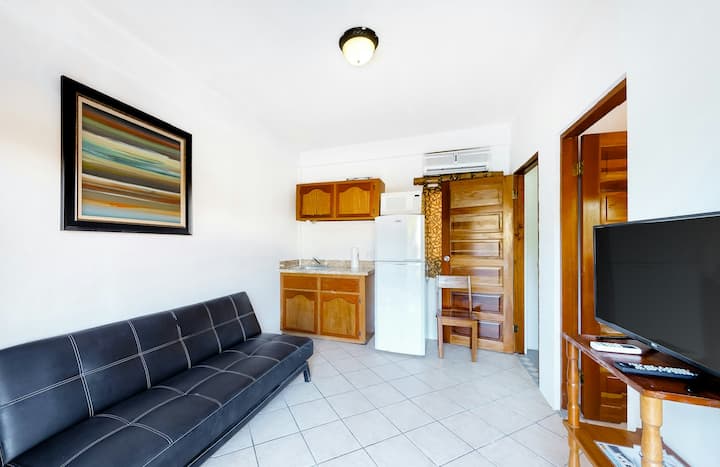 1BR | Pool | Balcony | Roof Deck | Gated Entrance in Caye Caulker