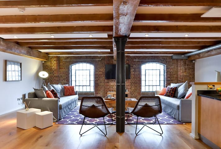 Stunning Warehouse-Style Duplex 1min walk to ExCel