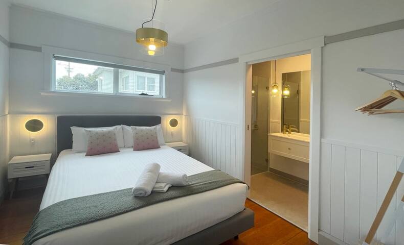 Kangaroo Bay Cottage – Close to City, Shops, Beach gallery image 5