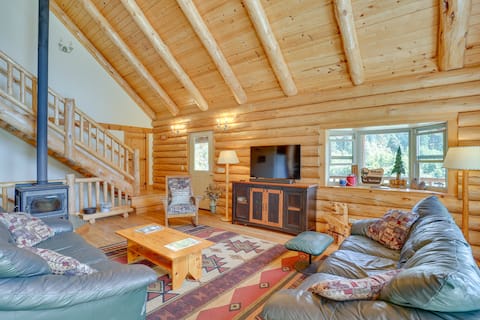13 Mi to Mt Shasta Skiing: Log Home on 60 Acres!