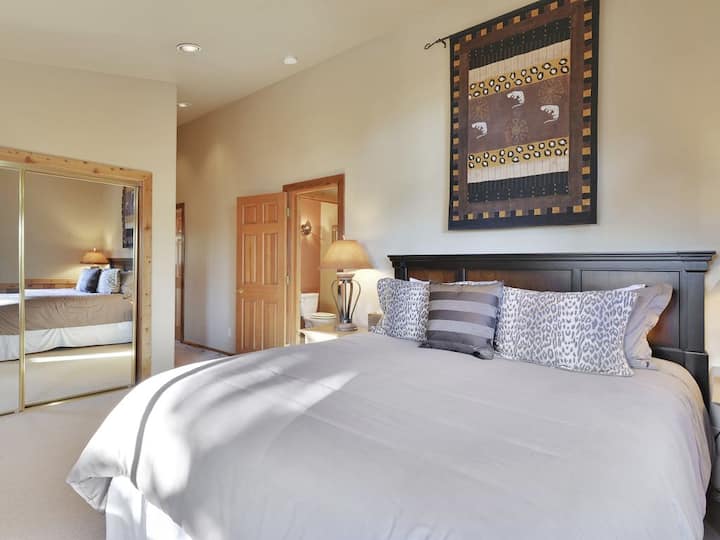 Მთავარი საძინებელი 193 × 203 სმ ზომის საწოლითა და ცალკე სააბაზანოთი
Თითოეულ საძინებელს აქვს საკუთარი ტელევიზორი