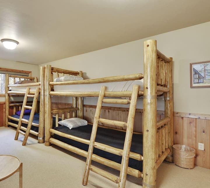 ორსართულიანი ოთახი სამი ორსართულიანი კომპლექტით - ახალი ბურთის მაგიდაც!