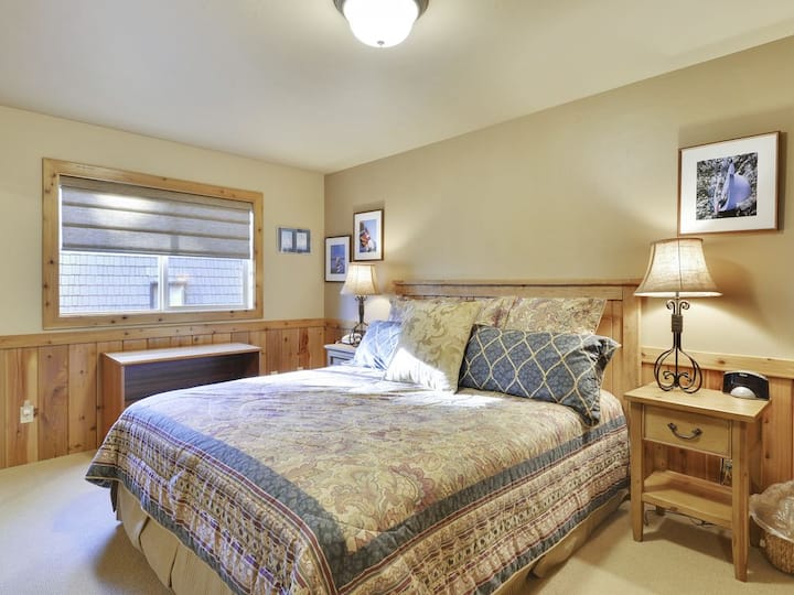 დიდი საძინებელი, რომელიც მდებარეობს დაბლა
Თითოეულ საძინებელს აქვს საკუთარი ტელევიზორი