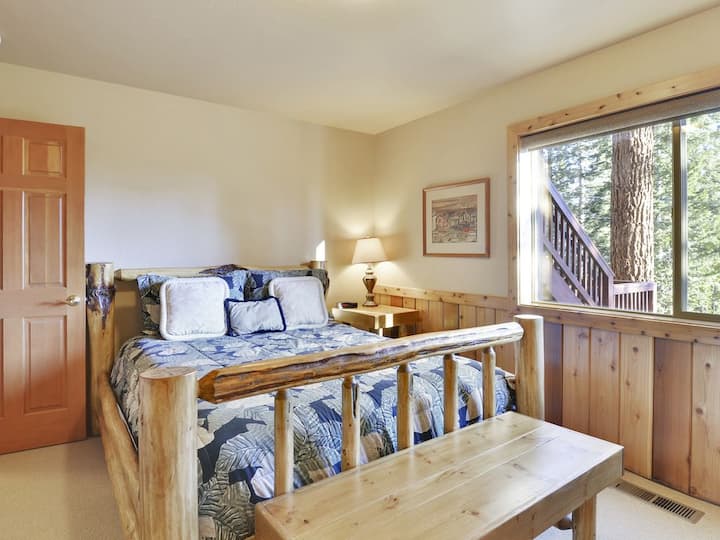 ქვედა სართულზე მდებარე ორადგილიანი საძინებელი
Თითოეულ საძინებელს აქვს საკუთარი ტელევიზორი