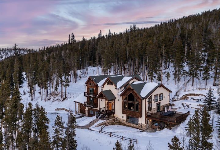 8 Bedrooms, Amazing Views, Hot Tub, Theater, Ski Shuttle, 1 Mile To Town! - Breckenridge, CO