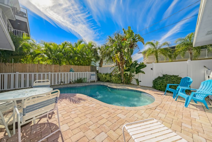 At Ease West: A Tropical Rental 1/2 To Beach - Holmes Beach, FL