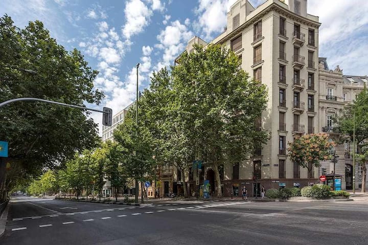 Prime location (Barrio Salamanca) + Comfort