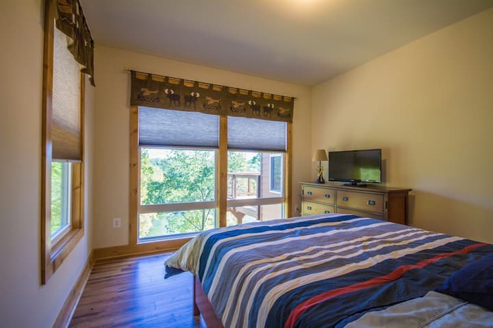 Dhoma e dytë e gjumit me krevat dopio "queen" dhe TV