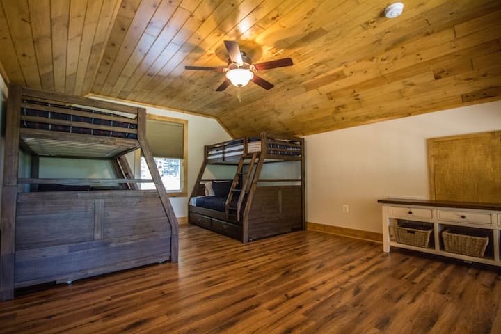 Shumë pozicione gjumi në loft - dy binjakë mbi dy madhësi të plota me trungje nën të. Mund të vendosësh dyshekë me ajër ose qese gjumi në afërsi!