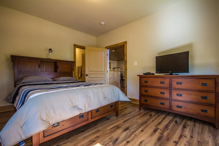 Dhomë gjumi kryesore, krevat dopio "queen", banjë e madhe private