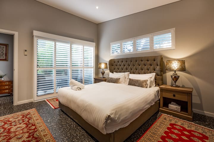 Ძირითადი ფლიგელი დიდი საწოლით გიწვევთ, გაატაროთ დაუვიწყარი დრო ერთდღიანი ძიების შემდეგ.