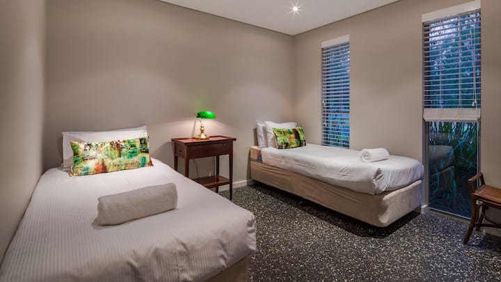 Გაგვიზიარეთ უსაზღვრო ამბები მეოთხე საძინებელში ორი ერთადგილიანი საწოლით, რომელიც იდეალურია ბავშვებისთვის ან მეგობრებისთვის.