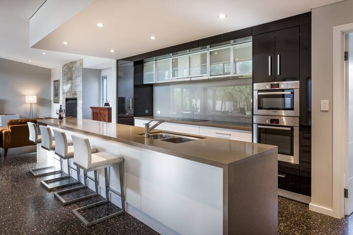 Mimosa—Stylish Beachside Retreat in Dunsborough gallery image 5