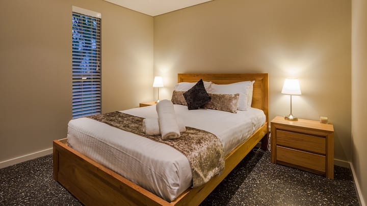 Დაისვენეთ მესამე საძინებელში, სადაც ორადგილიანი საწოლი და თბილი განათება იდეალური ღამის დასვენებაა.