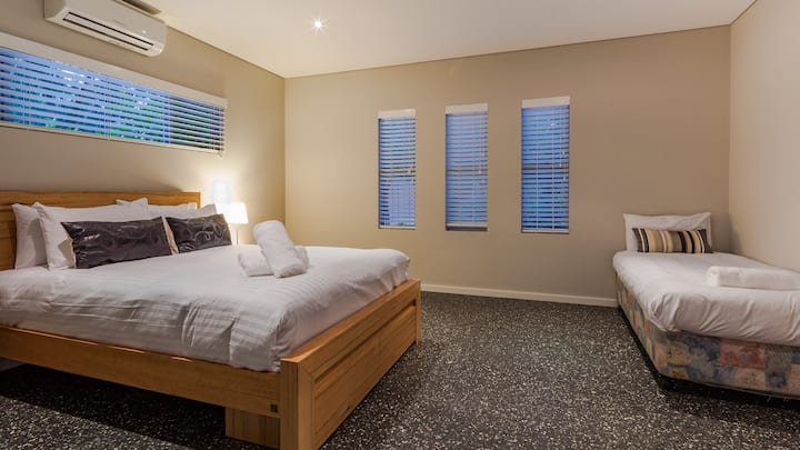 Გაფრინდით მეორე საძინებელში, რომელშიც არის დედოფალი, ერთადგილიანი საწოლი და ცალკე კომპლექტი.