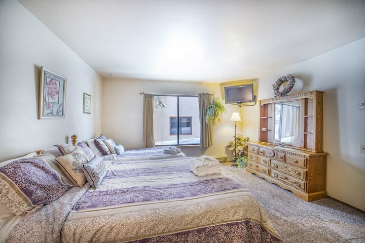 Ძირითადი საძინებელი ორადგილიანი საწოლითა და ორადგილიანი საწოლით. 