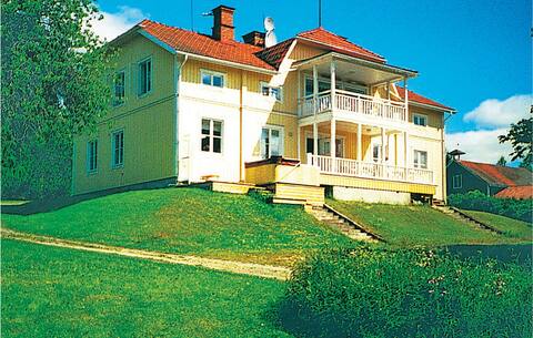 Pet friendly home in Svärdsjö with kitchen