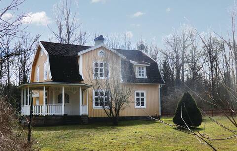 Cozy home in Gullabo with kitchen