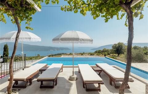 Amazing home in Herceg Novi with house sea view