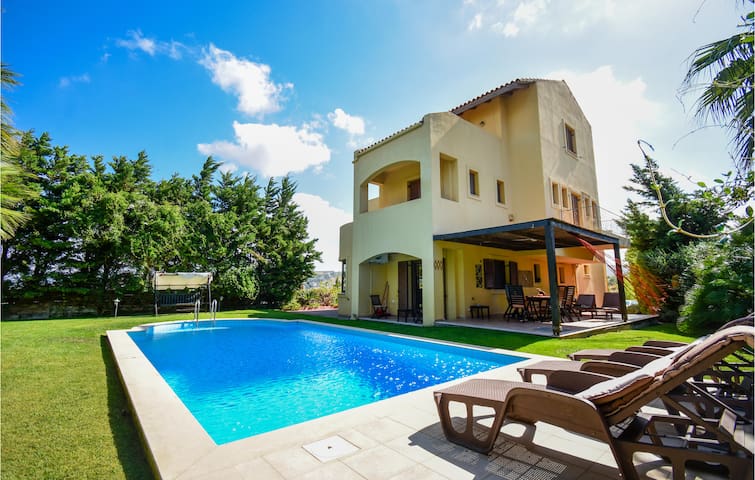 Stunning home in Finikia