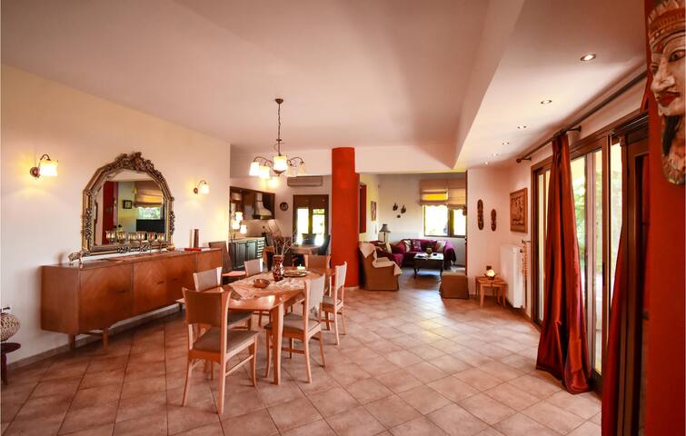 Stunning home in Finikia gallery image 3