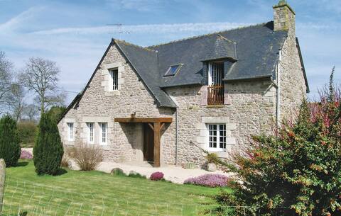 Beautiful home in Quemper Guézénnec