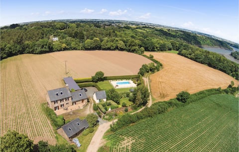 Amazing home in Pleudaniel