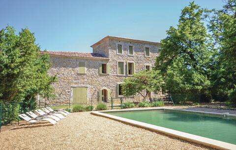 5 bedroom pet friendly home in Anduze