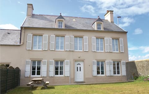 Nice home in Saint-Marcouf with kitchen