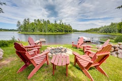 Dock%2C+Fire+Pit%3A+Historic+Lakefront+Cabin+in+Mercer