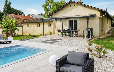 Gorgeous home in Montreuil Bellay with kitchen