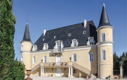 Stunning home in Pont Saint Esprit with kitchen