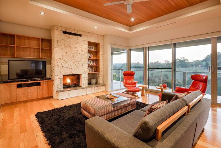 Valley Views—Elevated Hilltop Escape near Beaches gallery image 4