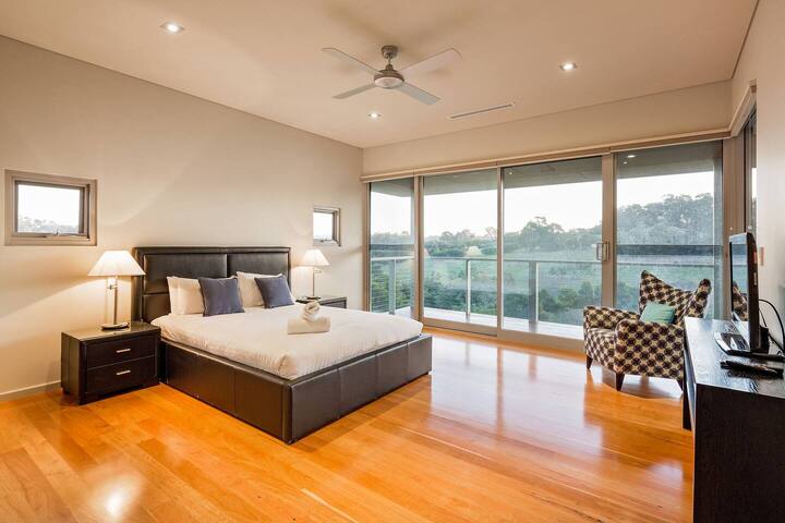 Valley Views—Elevated Hilltop Escape near Beaches gallery image 3