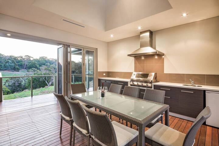 Valley Views—Elevated Hilltop Escape near Beaches gallery image 2