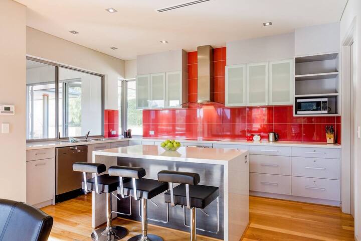 Valley Views—Elevated Hilltop Escape near Beaches gallery image 5