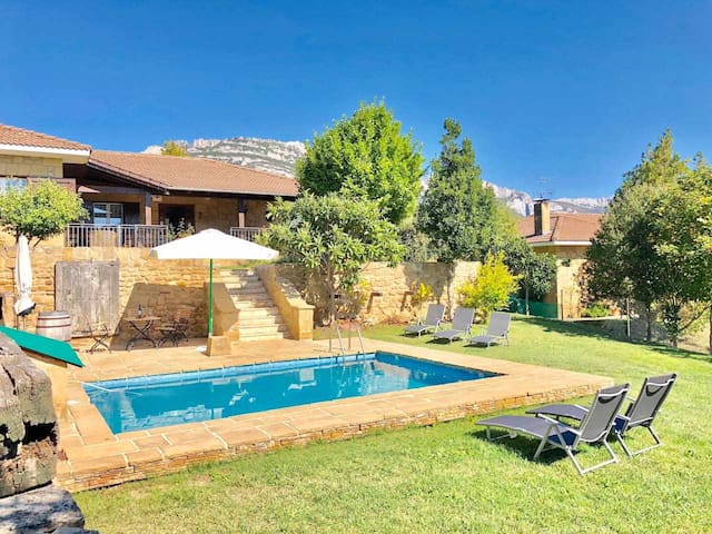 Sagasti-Enea Villa con Piscina y Tenis en la Rioja