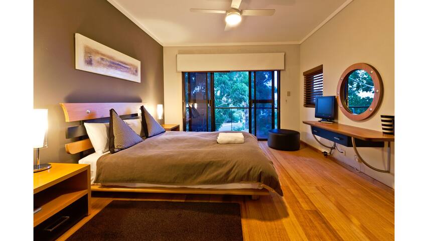 Whitehaven—Stylish Group Retreat with Ocean Views gallery image 4