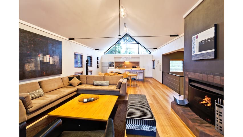 Whitehaven—Stylish Group Retreat with Ocean Views