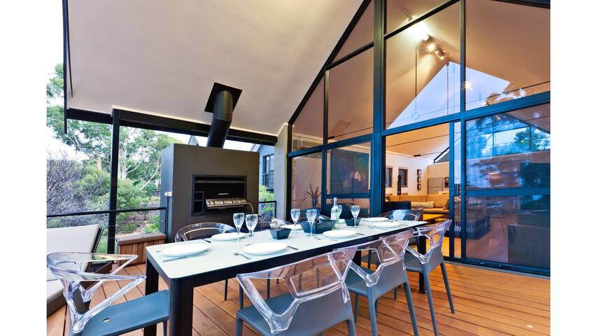 Whitehaven—Stylish Group Retreat with Ocean Views gallery image 2