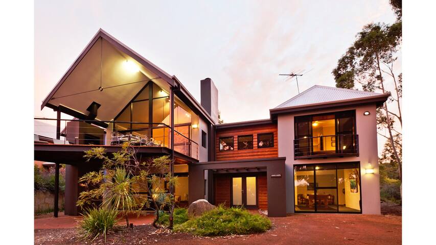 Whitehaven—Stylish Group Retreat with Ocean Views gallery image 3