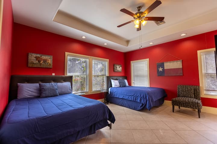 第三间卧室配有两张标准双人床和一套上下铺床