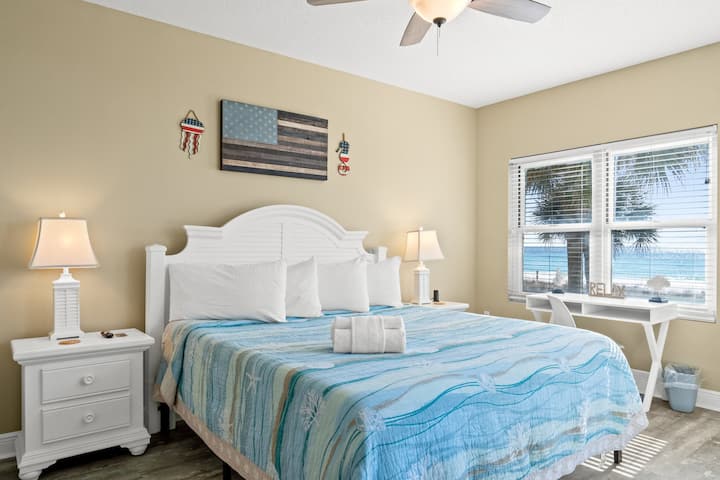 主卧 - 2 米宽双人床 - 海滩景观 - 阳台 - 智能电视和有线电视 - 附带全功能卫生间