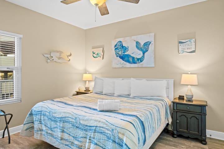 第二间卧室-加大双人床-智能电视和有线电视–提供床上用品