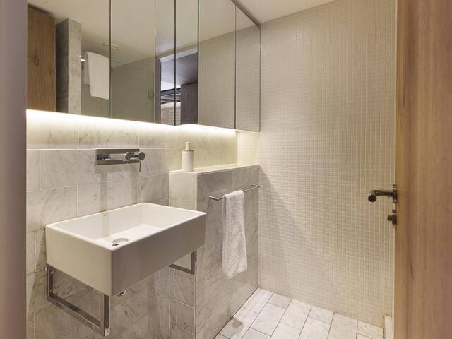 Beautiful Three Bedroom Apartment gallery image 3