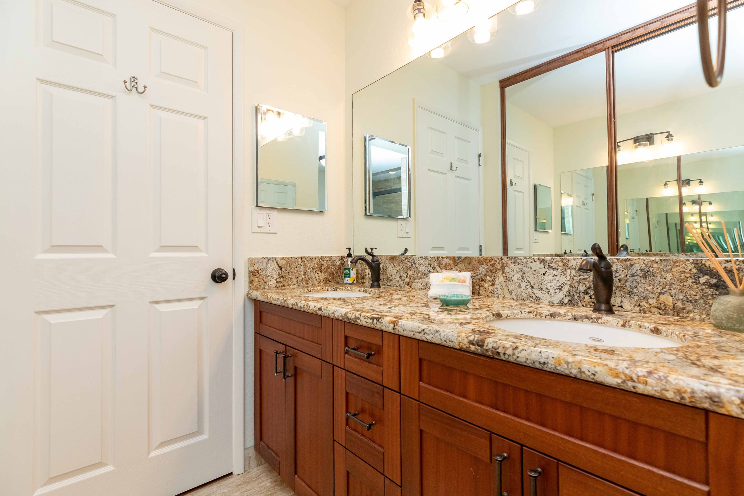 Condo in Kihei · ★4.92 · 2 bedrooms · 2 beds · No bathroom - Image 22